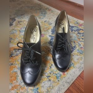 Seychelles Lace Up Stacked Heel Mary Jane Bootie Like new Size 6